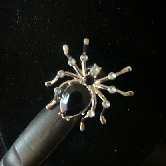 Elegant Black Gem Spider Ring - Picture 4 of 10